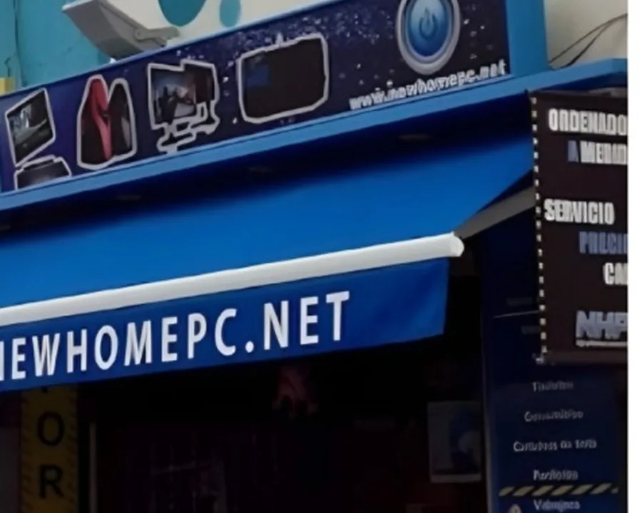 Rótulo de New Home PC en la entrada de la tienda de Rubí